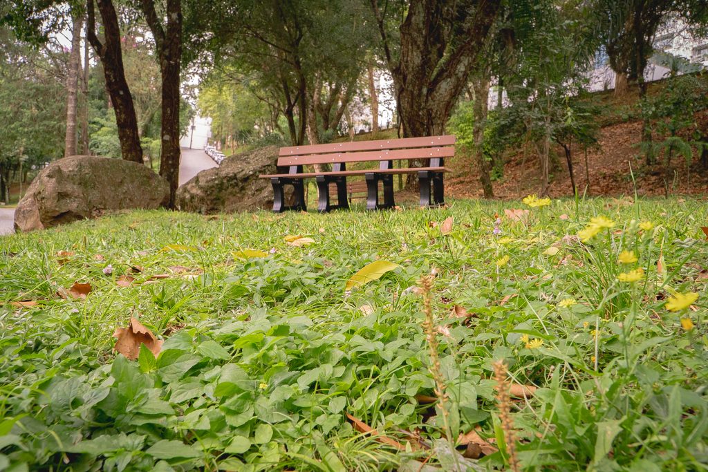 Banco tríade de jardim de madeira plástica MBS com encosto
