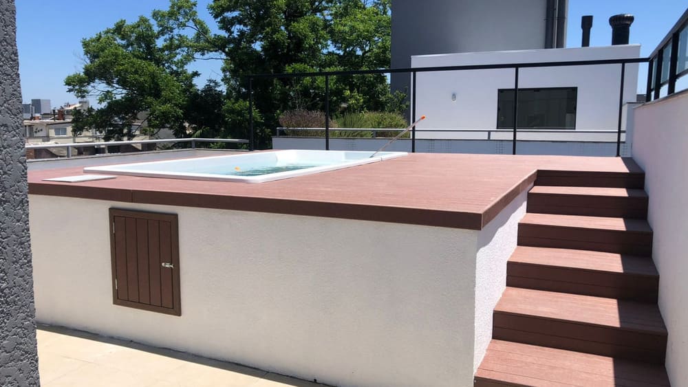 Deck de madeira plástica instalado em piscina