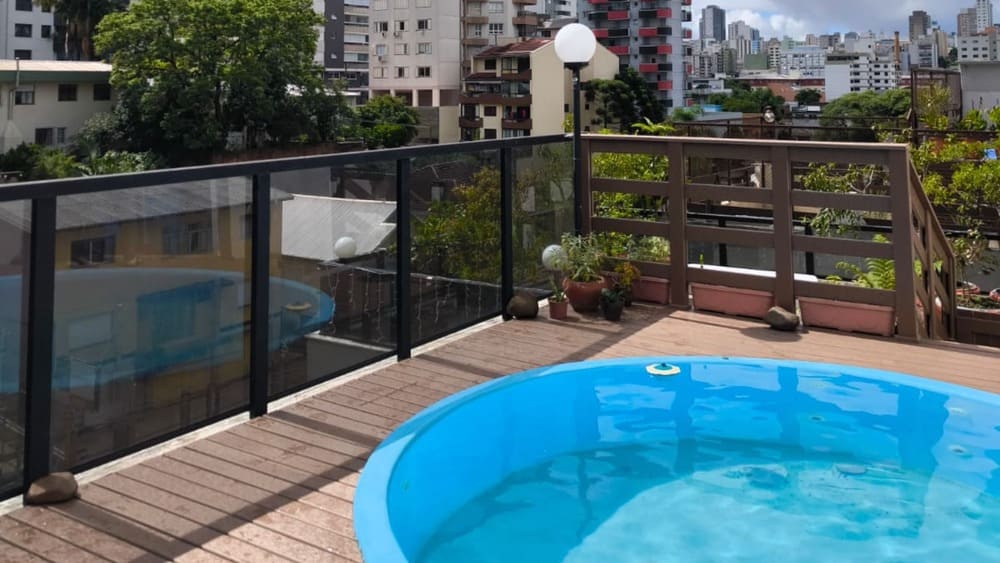 Deck de madeira plástica MBS instalada em área para piscina