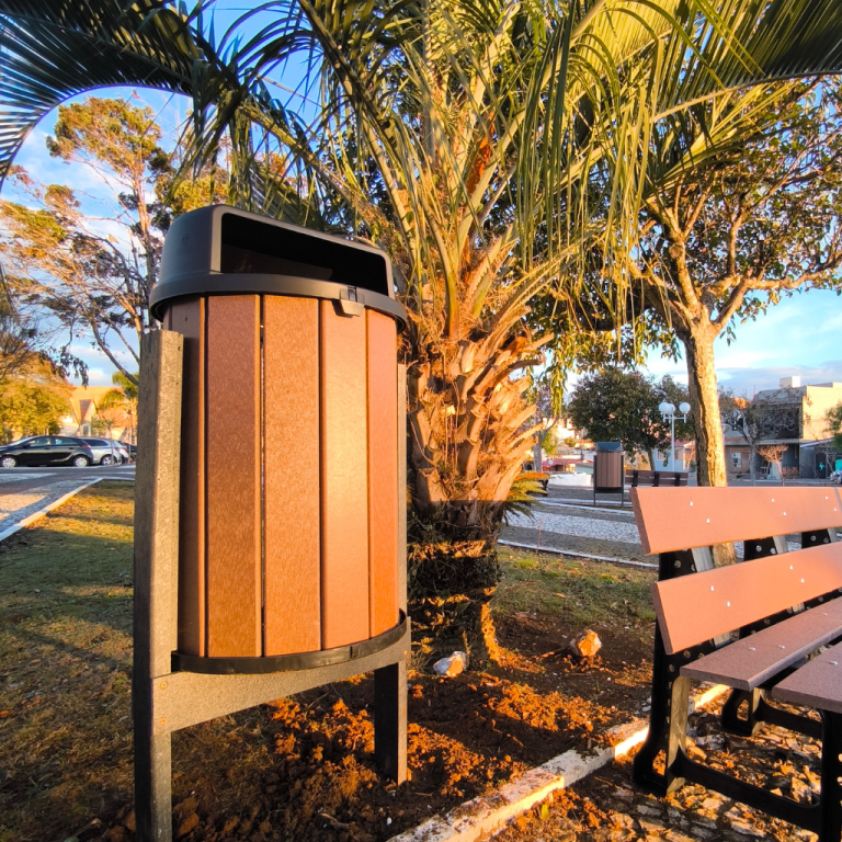 Lixeira marrom c suporte madeira plastica